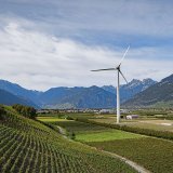 Le Conseil fédéral et le Parlement veulent accélérer la construction de centrales solaires, éoliennes et hydroélectriques, au détriment du droit de recours des organisations (archives). KEYSTONE/VALENTIN FLAURAUD